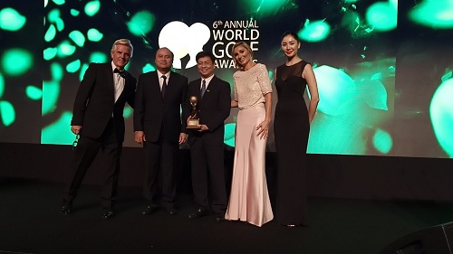 Đại diện lãnh đạo Tổng cục Du lịch nhận giải thưởng tại World Golf Awards